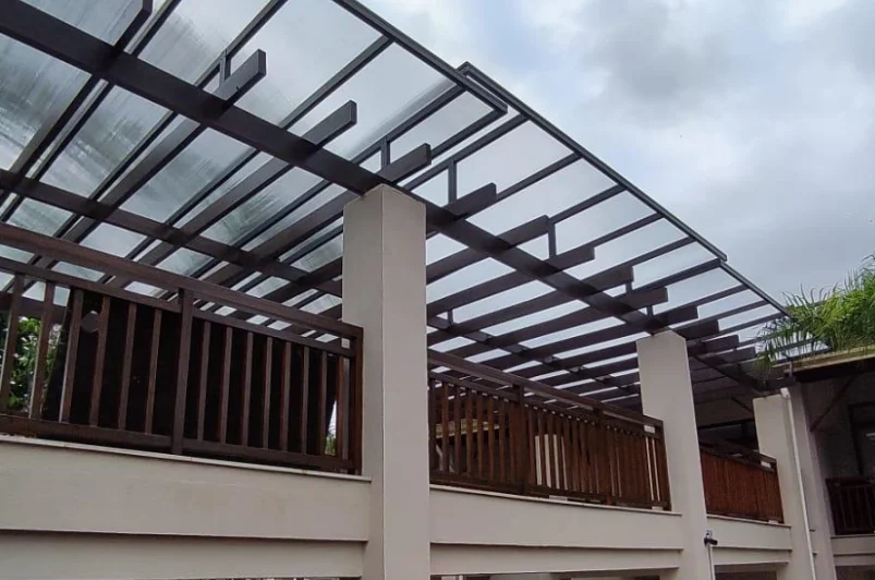Cobertura fixa para deck e espaço gourmet com piscina