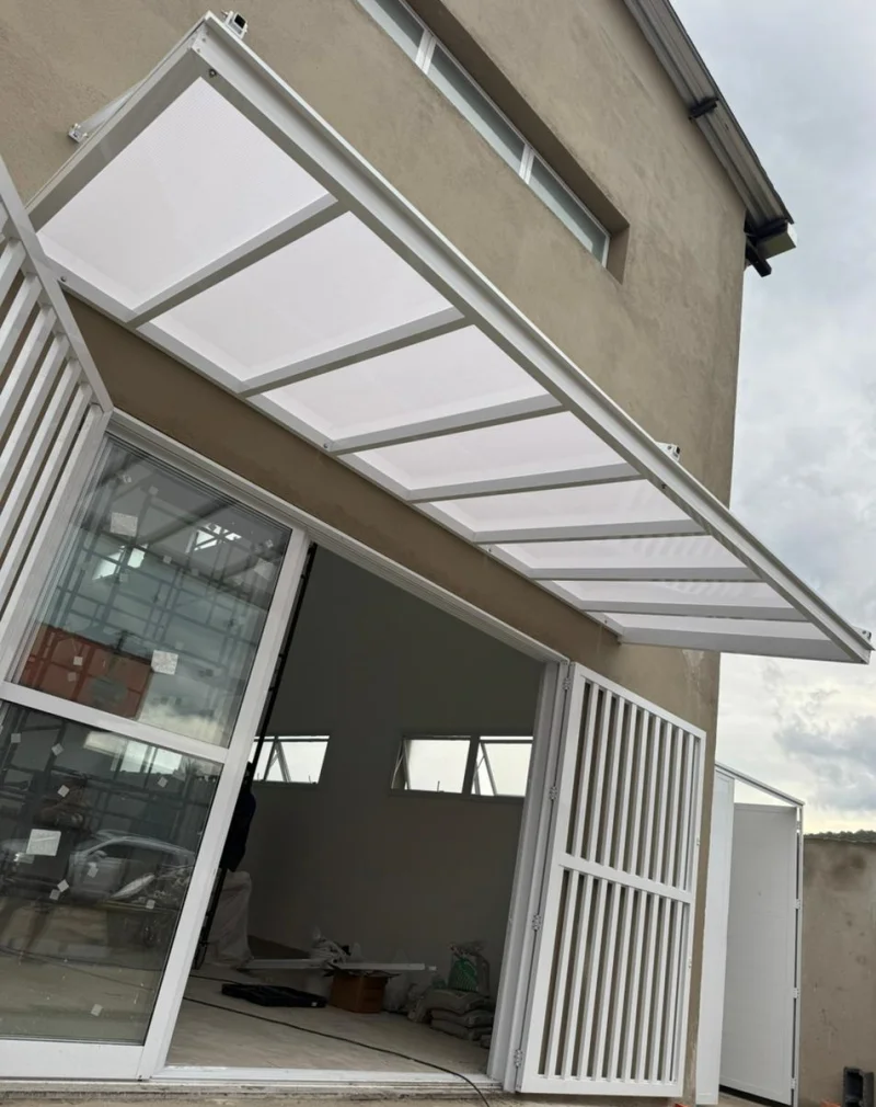 Toldo fixo para garagem e corredor lateral