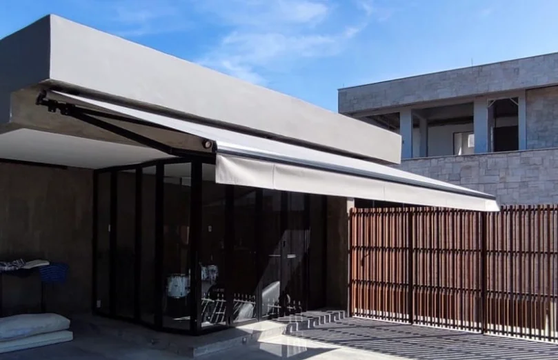 Toldo articulado para casa no litoral com acabamento resistente