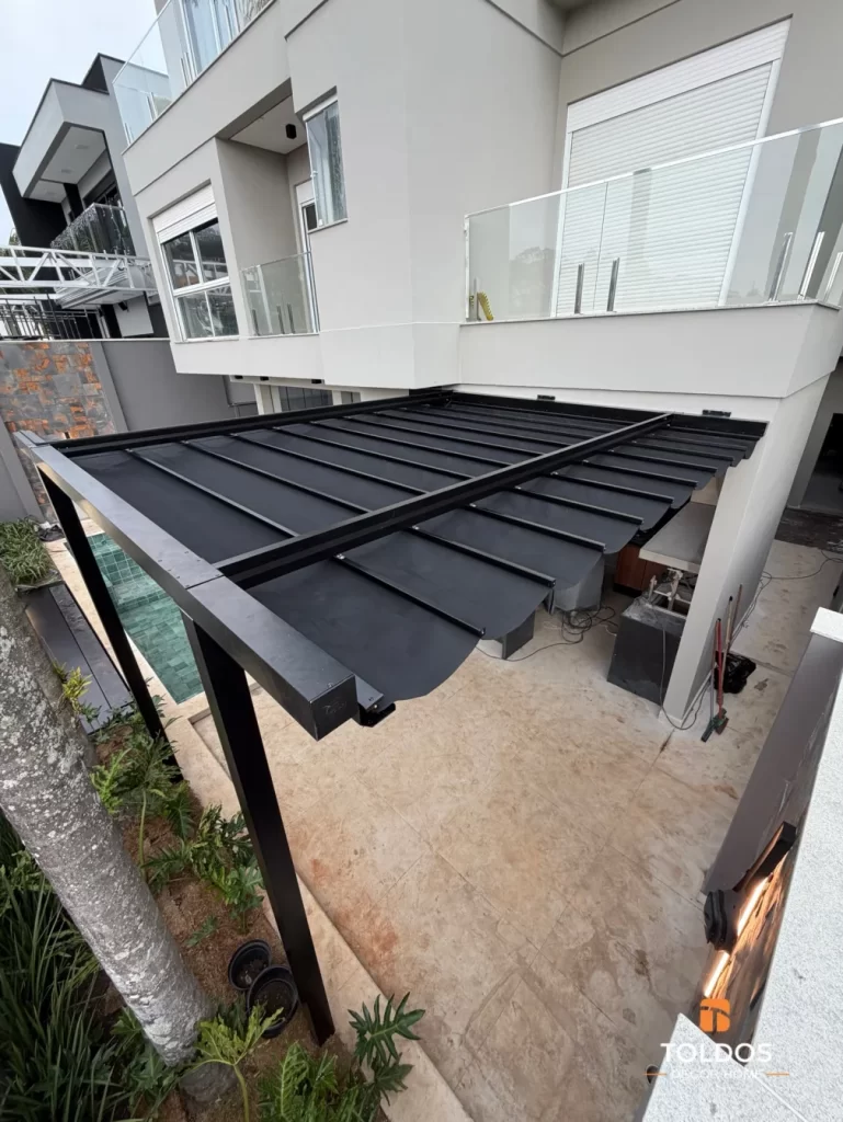 Cobertura-Pergola-retratil-motorizada-em-tecido-preto-1 São Sebastião