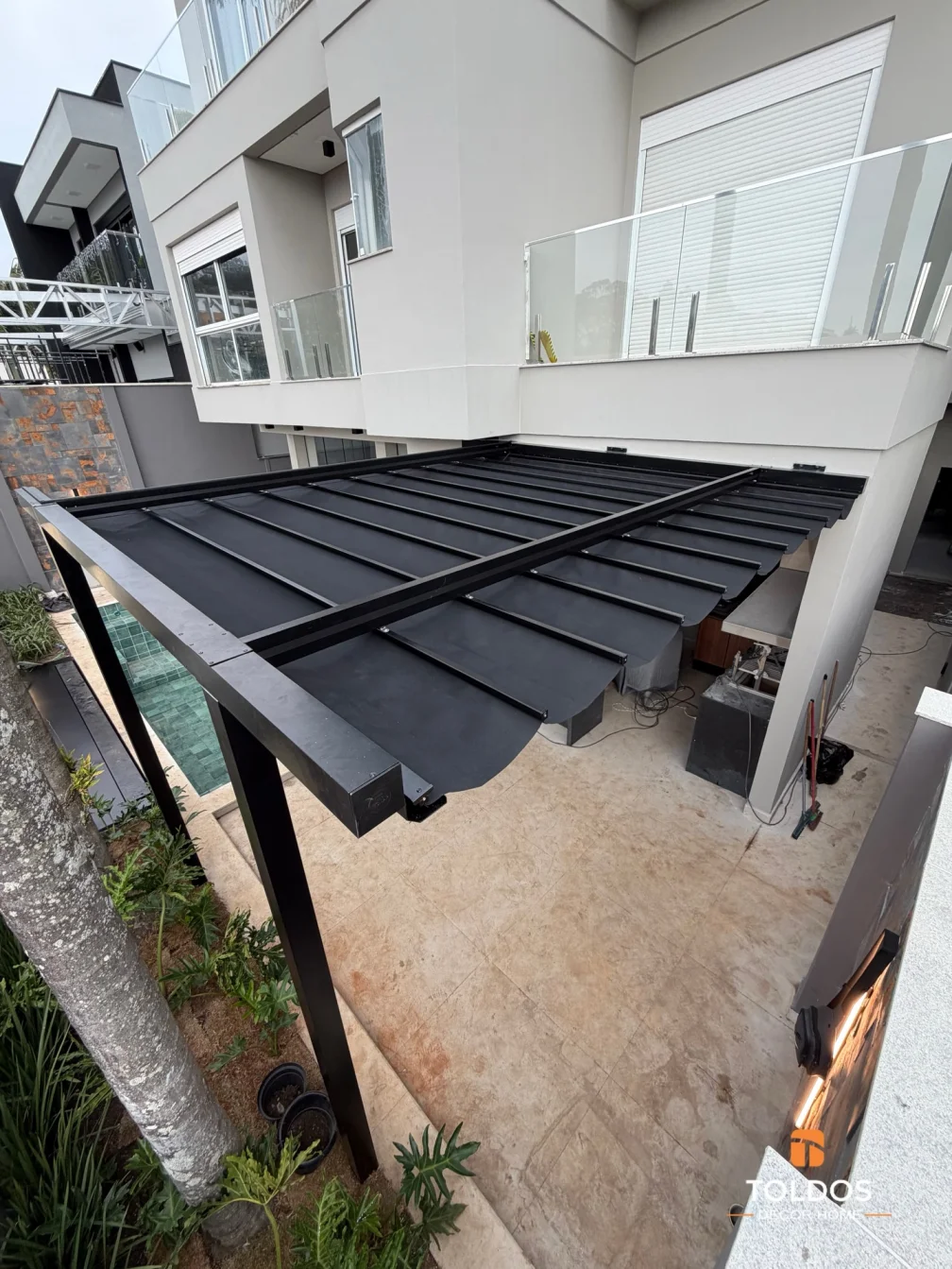 Cobertura Pérgola retrátil motorizada em tecido preto! (1) Cobertura-Pergola-retratil-motorizada-em-tecido-preto-1 São Sebastião
