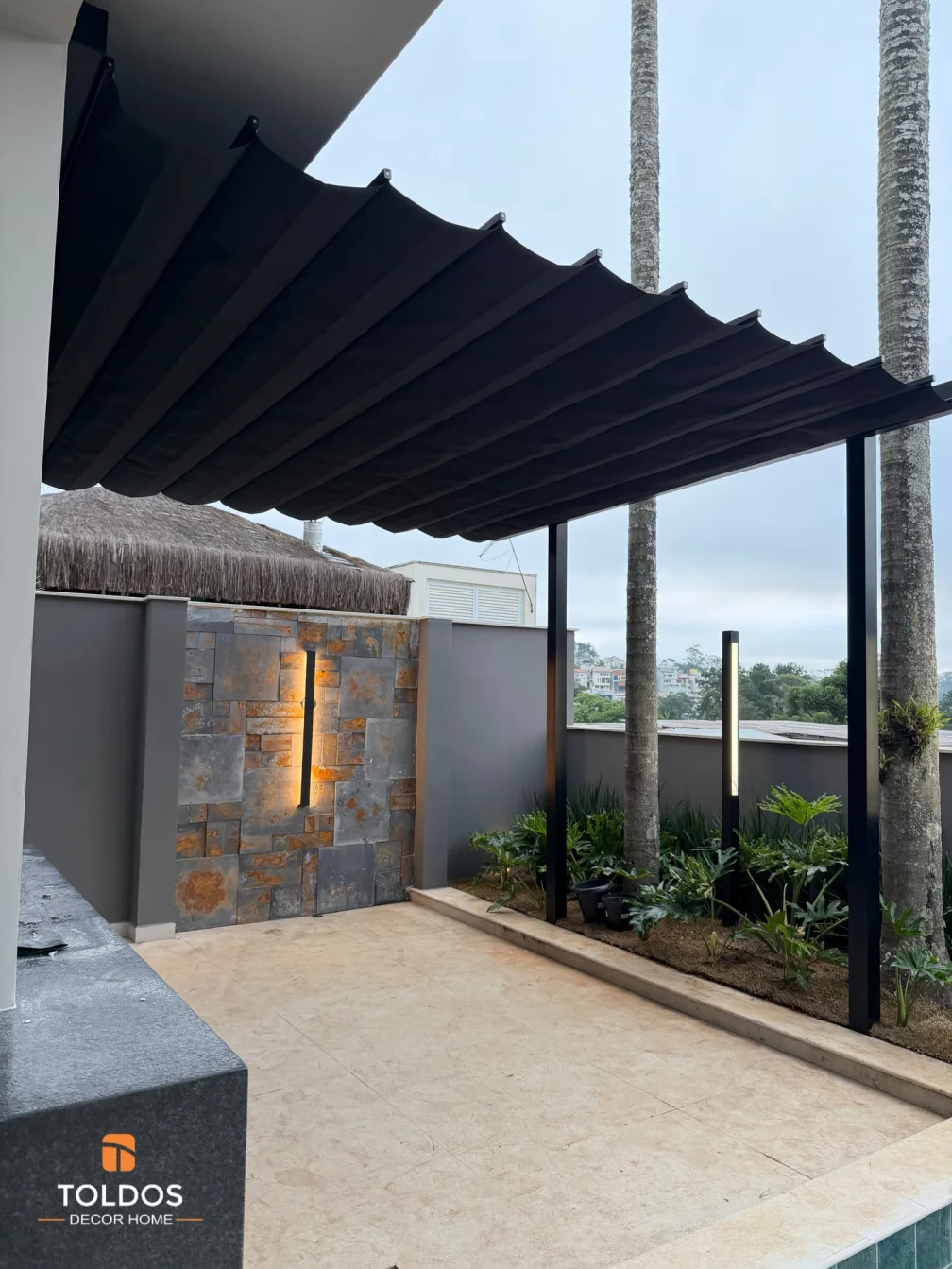 Cobertura-Pergola-retratil-motorizada-em-tecido-preto-2 São Sebastião