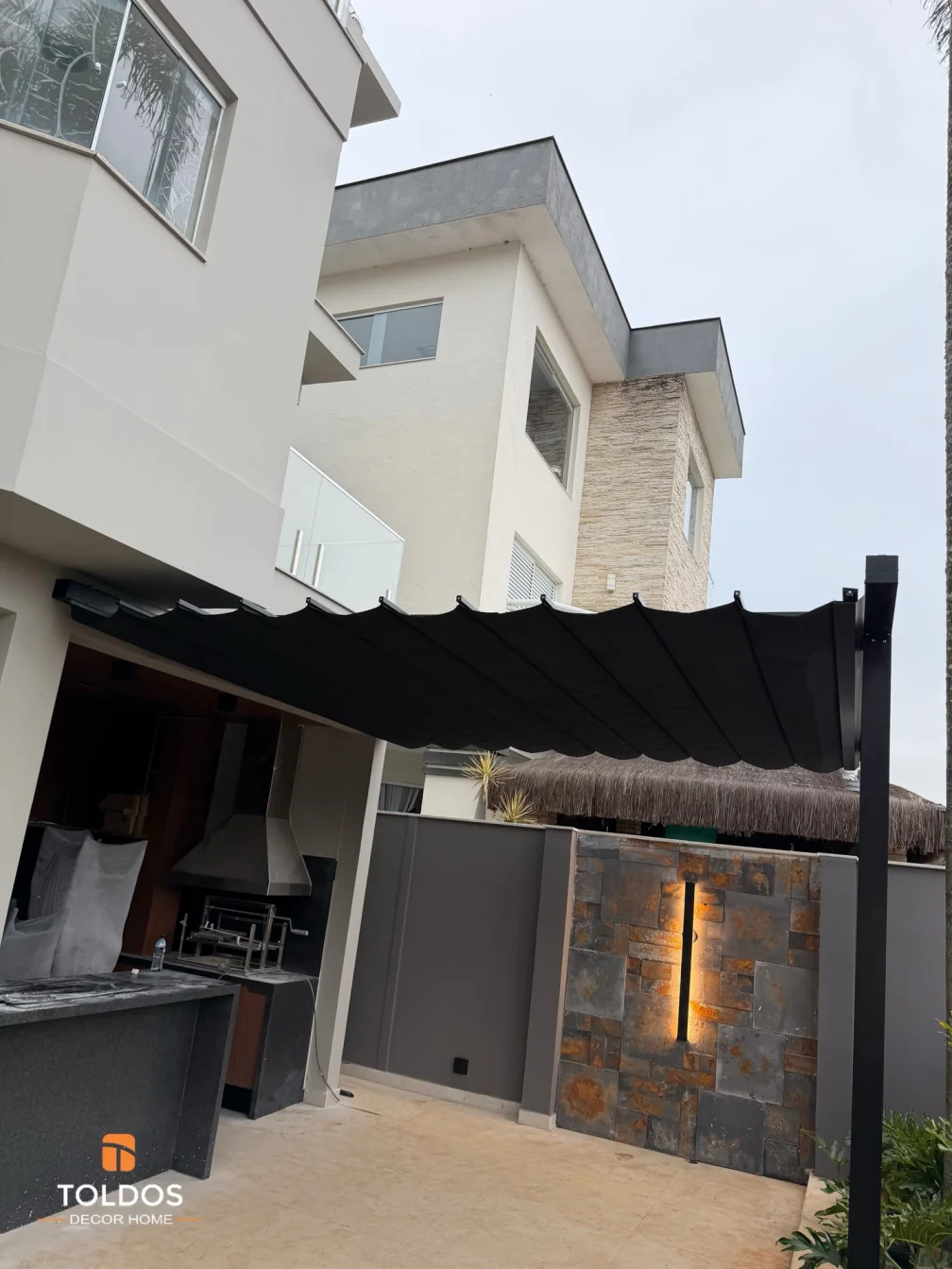 Cobertura Pérgola retrátil motorizada em tecido preto! (4) São Sebastião