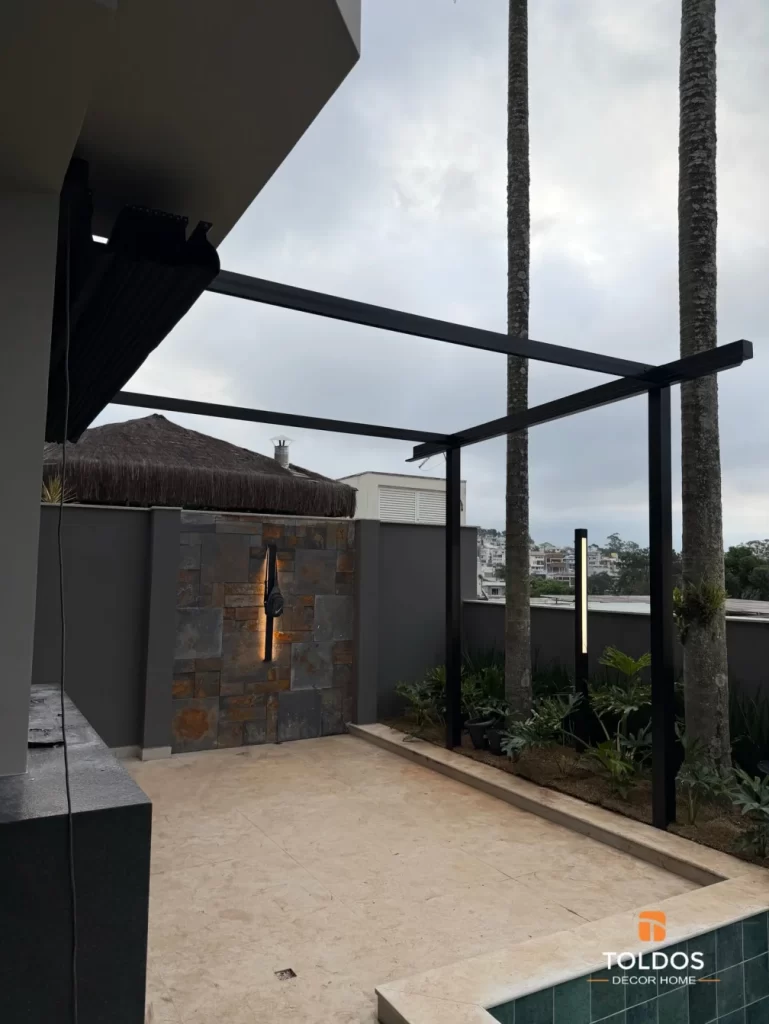 Cobertura-Pergola-retratil-motorizada-em-tecido-preto-5