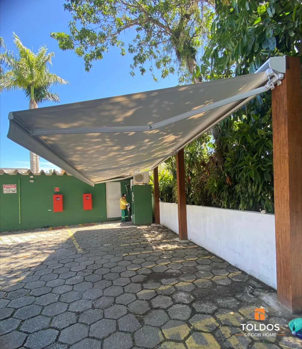 Toldo articulado motorizado com acabamento moderno