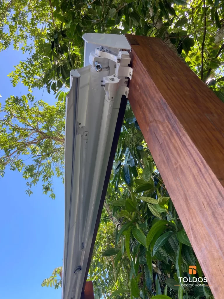 Toldo articulado com braços invisíveis para varanda e comércio