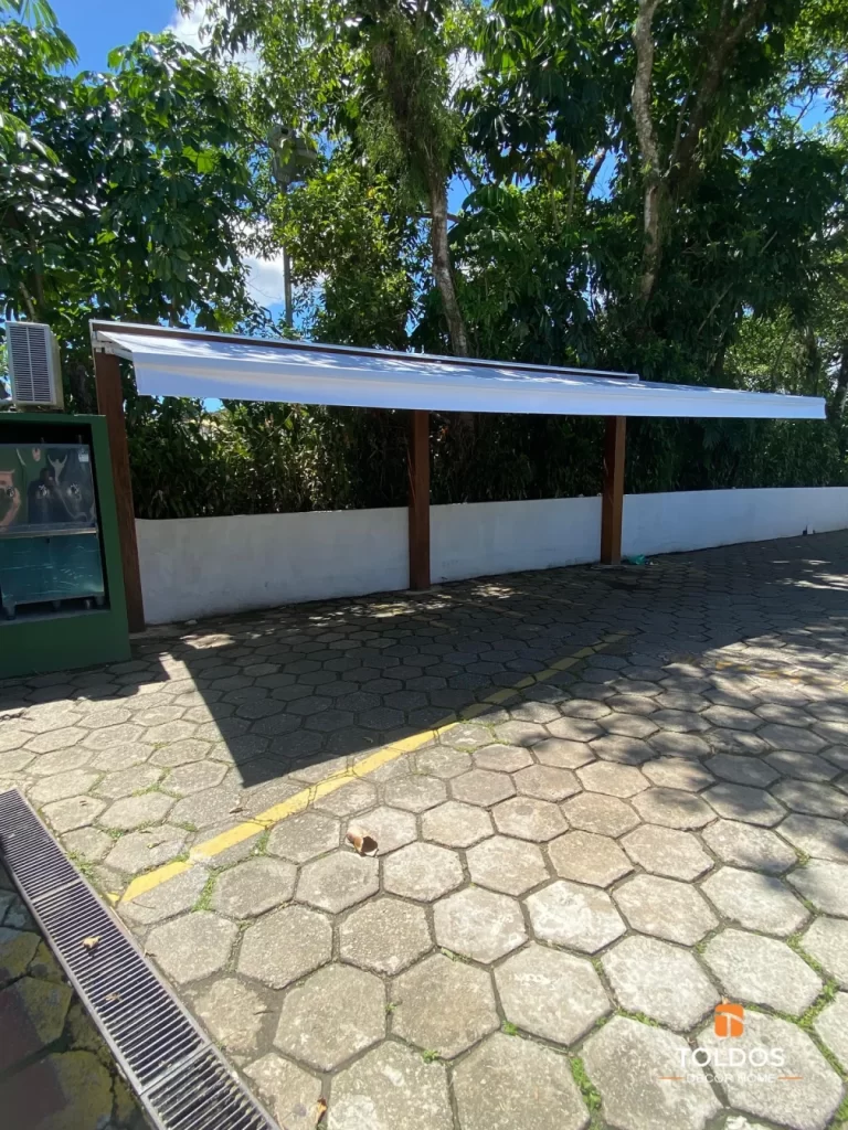 Toldo articulado para ponto comercial e área de convivência