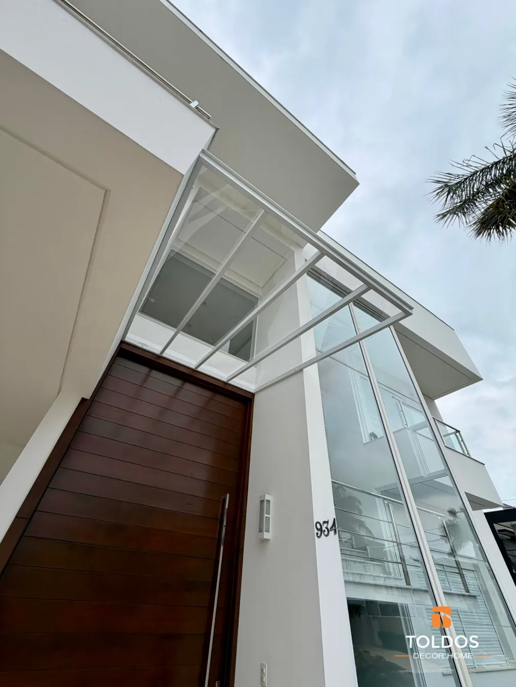 Cobertura transparente para passagem lateral residencial