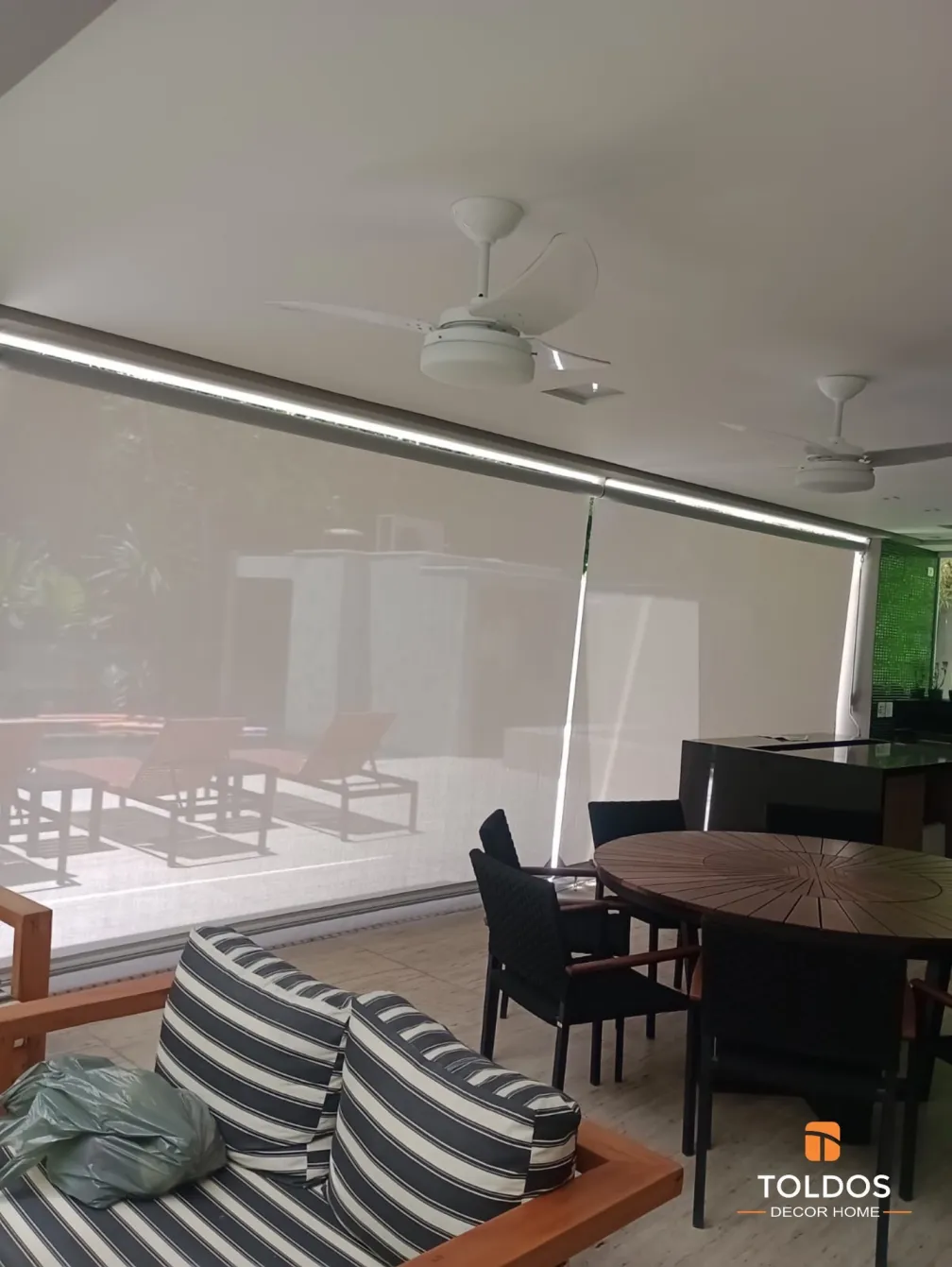 Toldo vertical em tela screen para comércio e fachada