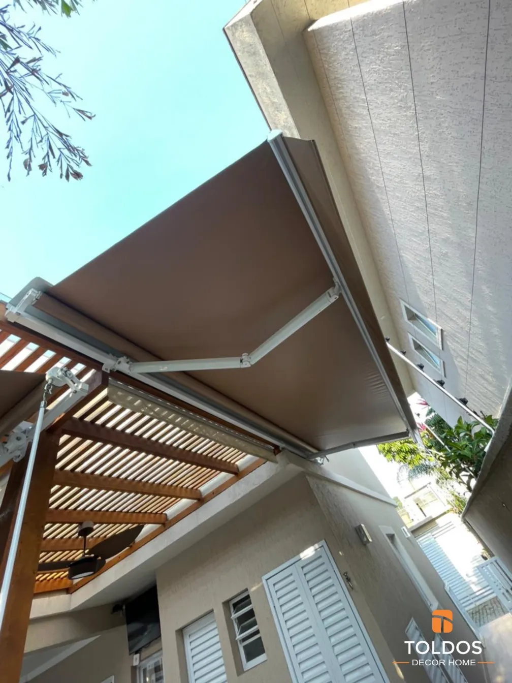 Toldo retrátil para quintal pequeno e área gourmet compacta