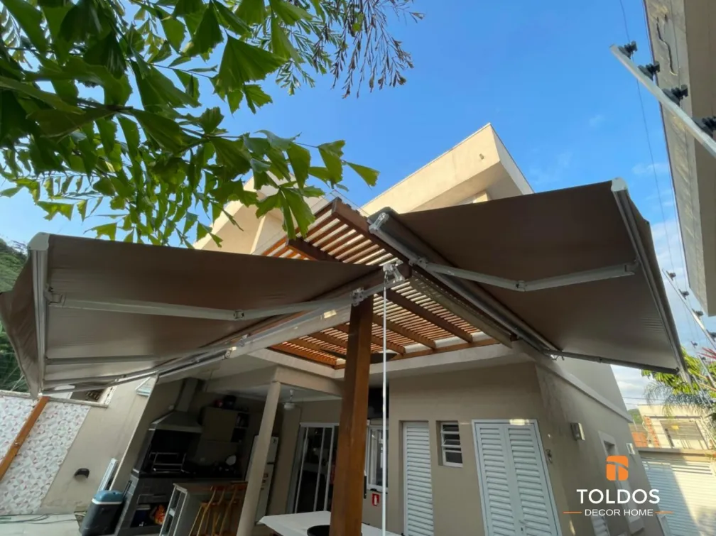 Toldo articulado ideal para varanda residencial e comercial
