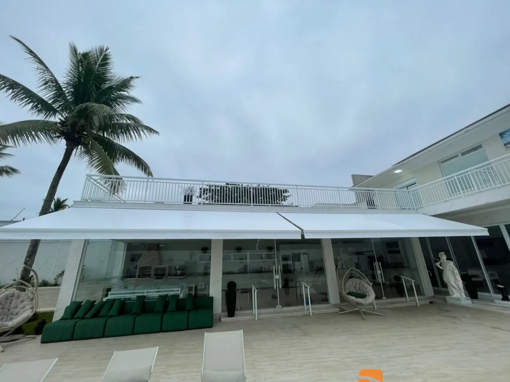 Cobertura moderna para área externa em imóvel no litoral